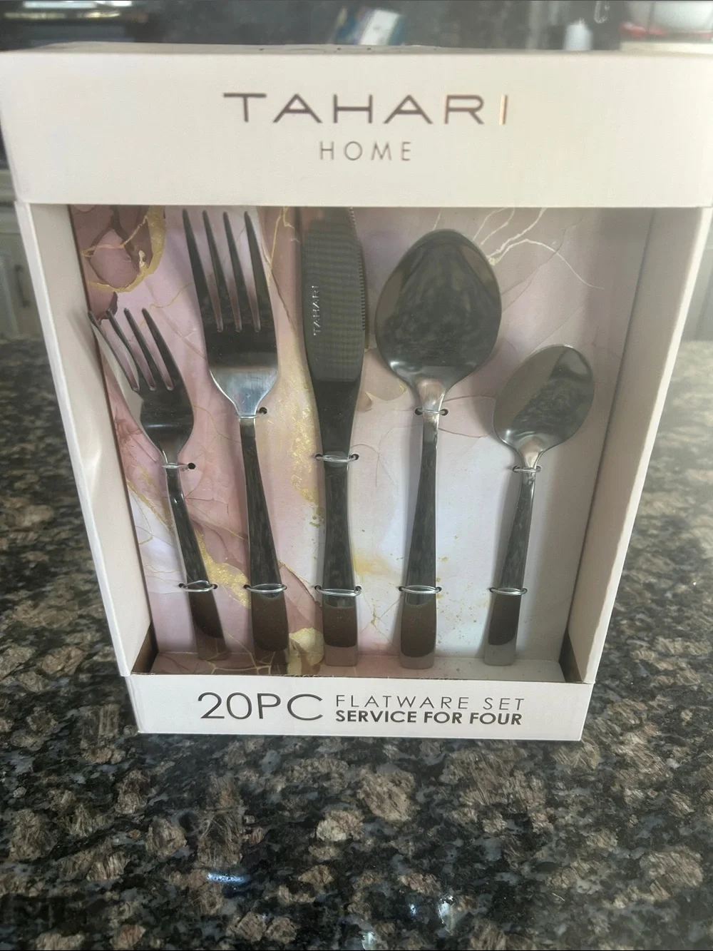 TAHARI HOME 20PC FLATWARE SET SERVICE FOR FOUR NWT